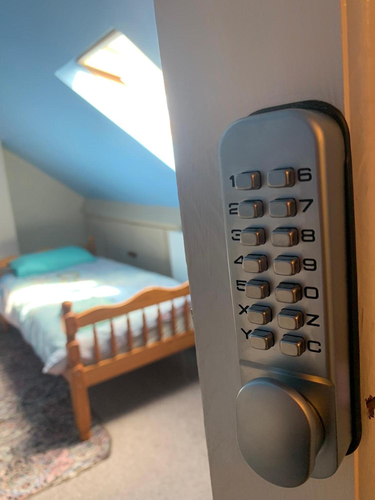 Room Only Guest Accommodation, Guest House Self Catering Bangor  Esterno foto